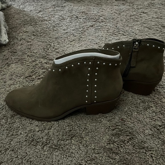 Two 8.5 heels - Picture 1 of 2